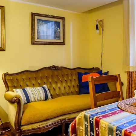 Charming In Early 1900s Building & Quiet *